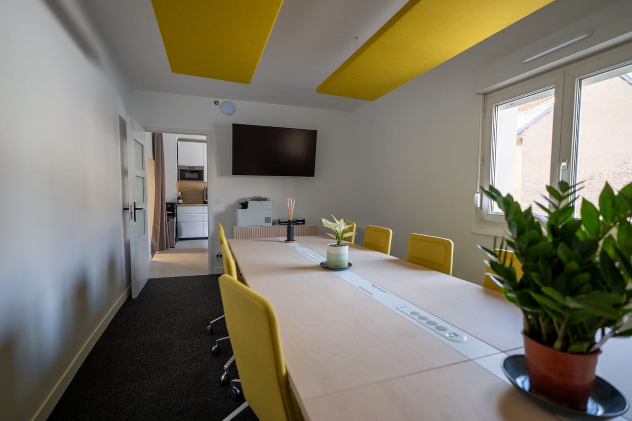 Salle de réunion 10 personnes avec écran 55 pouces