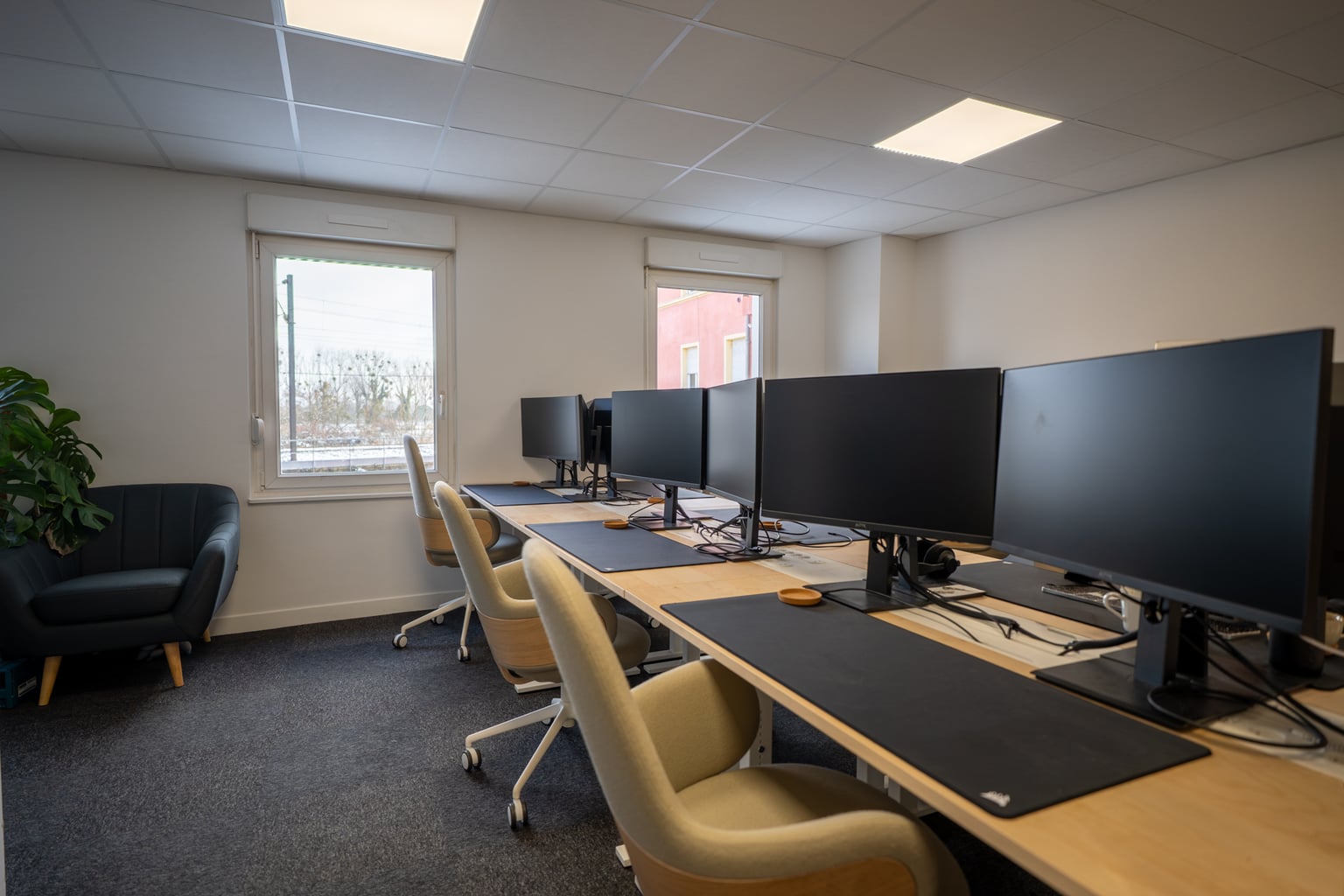Espace coworking moderne à Metz avec bureaux équipés double écran