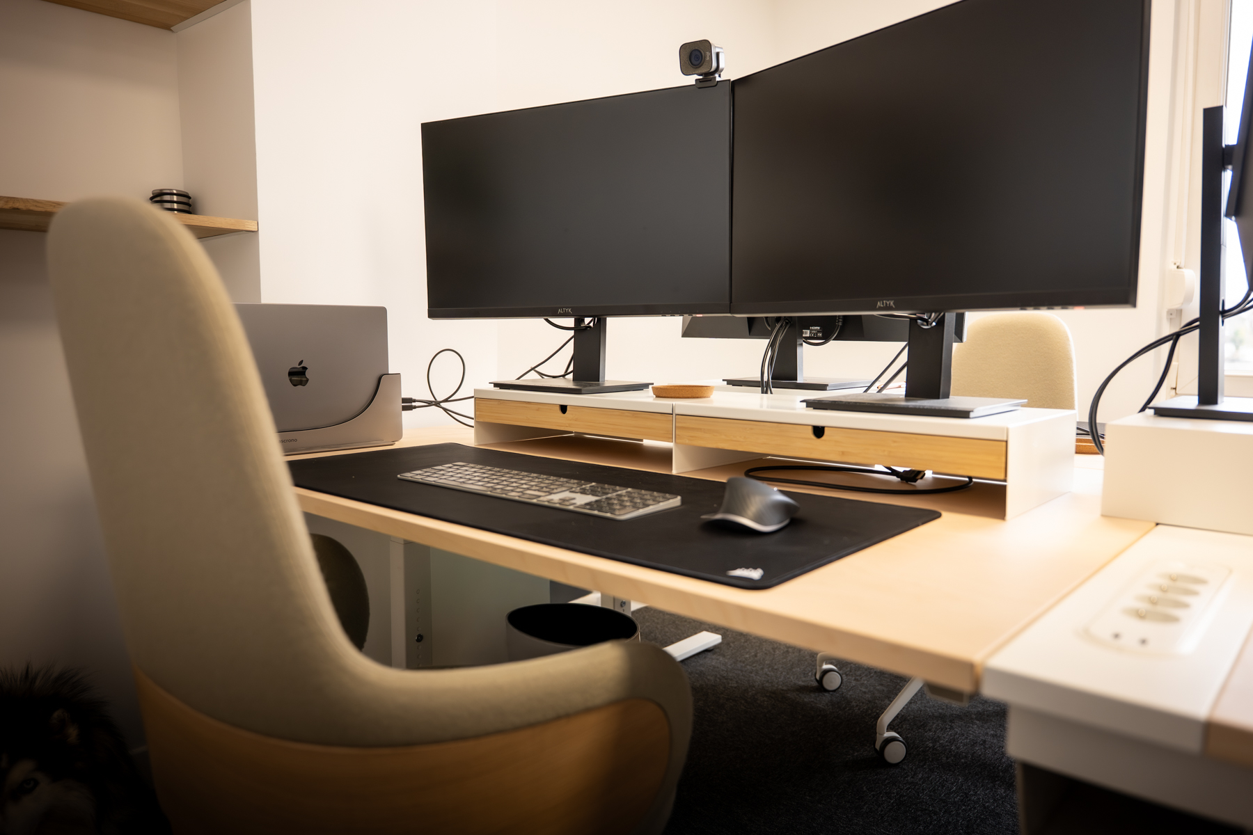 Poste de travail double écran QHD au coworking Metz